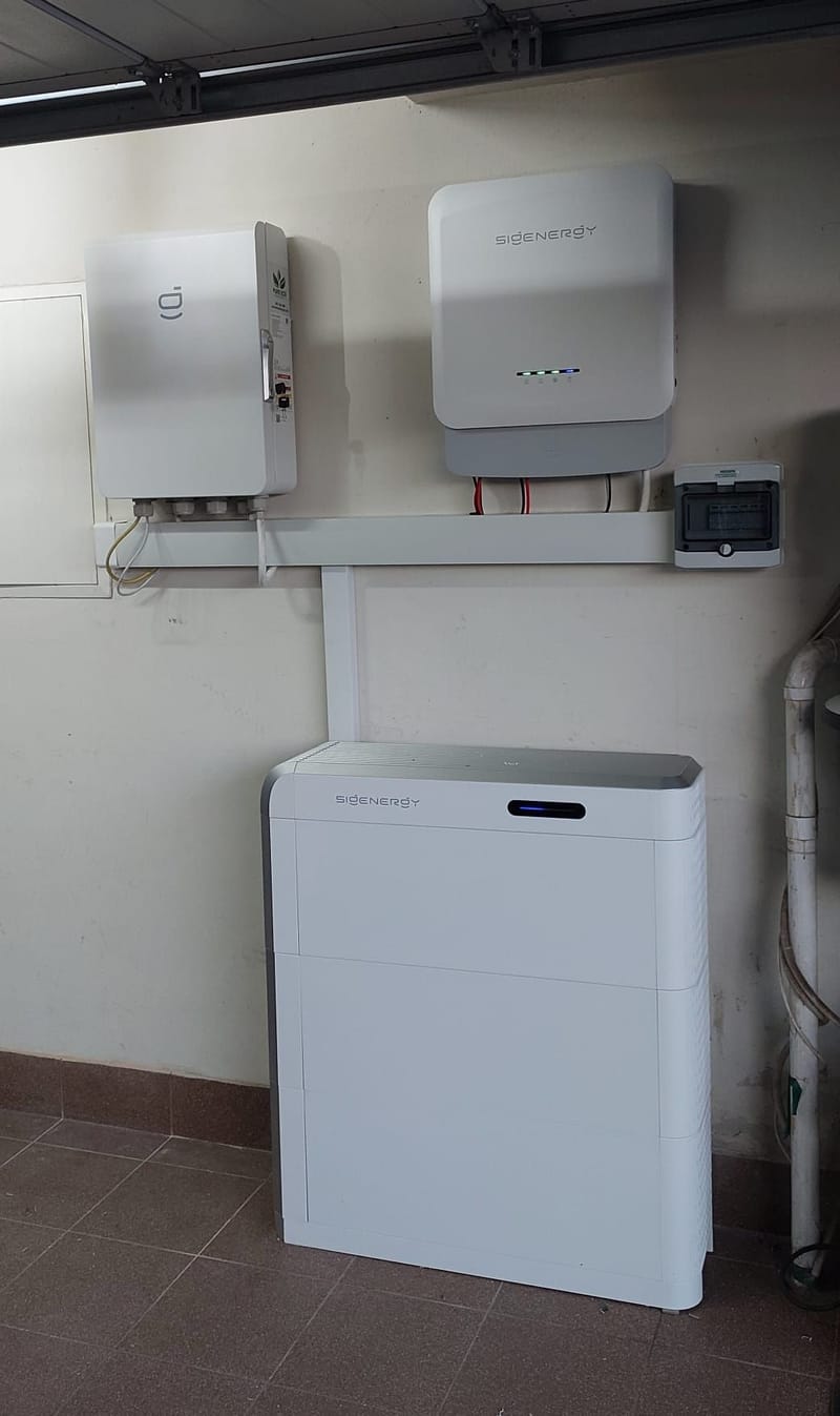 Komplet Sigenergy w garażu: rozdzielnica, falownik hybrydowy i magazyn energii SigenStor 27 kWh