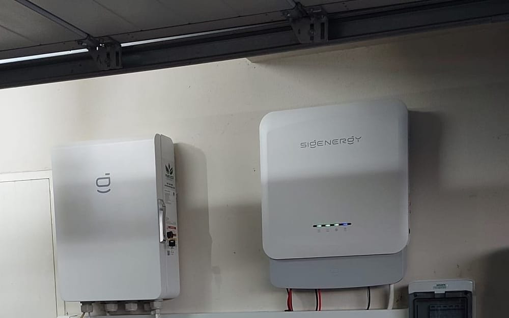 Komplet Sigenergy w garażu: rozdzielnica, falownik hybrydowy i magazyn energii SigenStor 27 kWh
