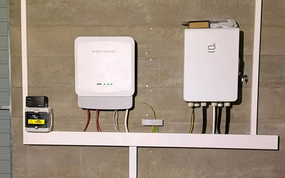 Falownik hybrydowy Sigenergy, rozdzielnica i magazyn energii SigenStor 18 kWh w budynku gospodarczym