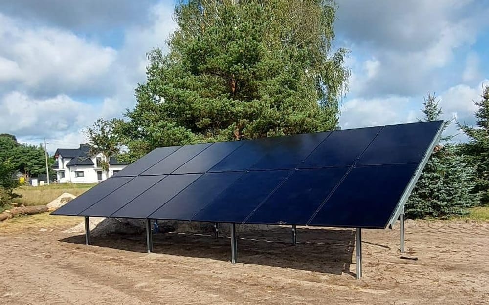 Instalacja fotowoltaiczna gruntowa 7 kWp w Lelisie — konstrukcja na działce przy budynku