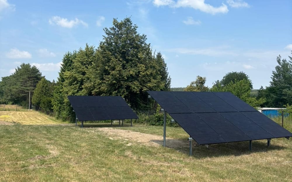 Instalacja fotowoltaiczna gruntowa 8 kWp w Łodzi — dwa stoły paneli na działce