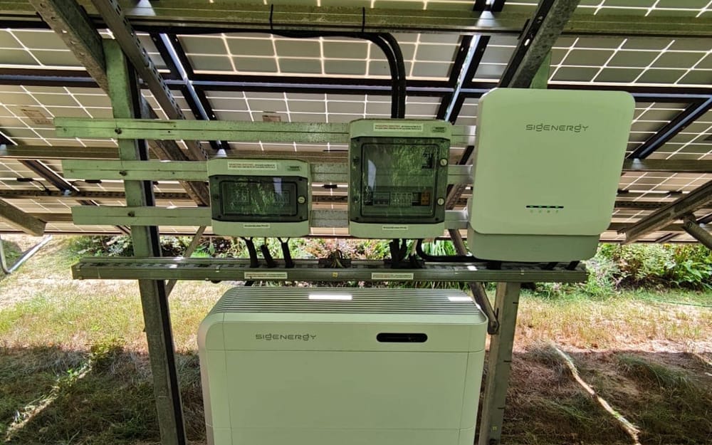 Magazyn energii SigenStor 21 kWh i falownik hybrydowy zamontowane pod konstrukcją instalacji gruntowej