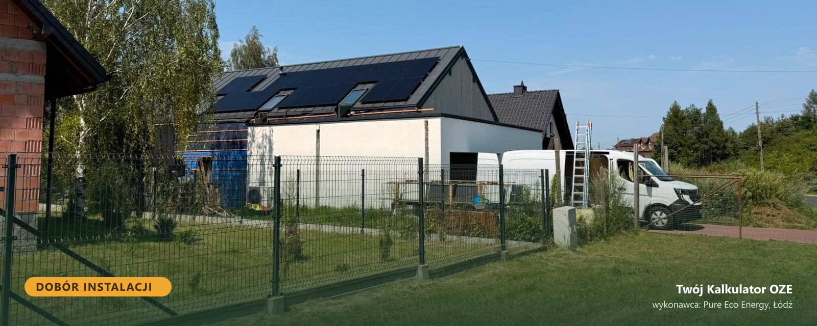 Dom jednorodzinny z instalacją fotowoltaiczną na dachu, widok od strony ogrodu